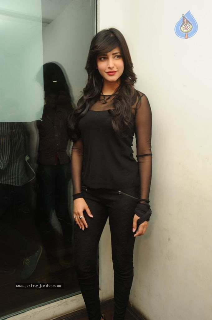 Shruti Hassan Pics - 12 / 55 photos