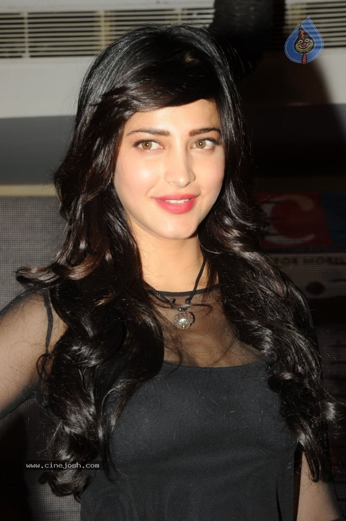 Shruti Hassan Pics - 31 / 55 photos