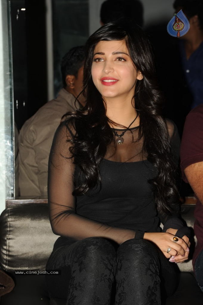 Shruti Hassan Pics - 40 / 55 photos