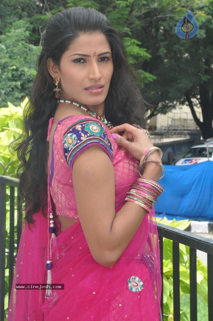 Shruti Hussain Stills - 40 / 55 photos