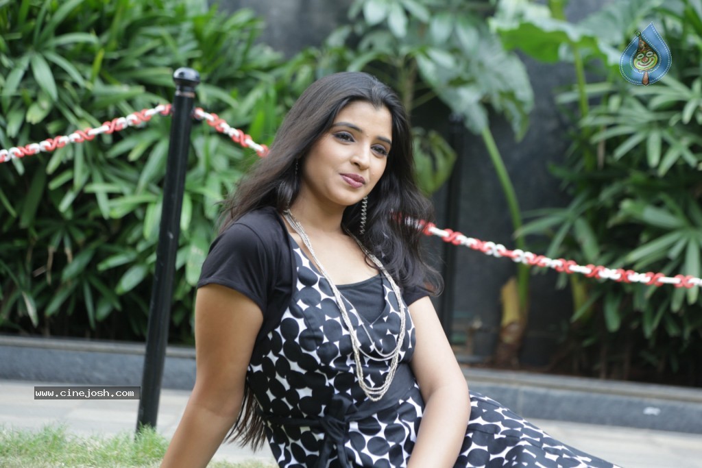 Shyamala New Stills - 75 / 95 photos