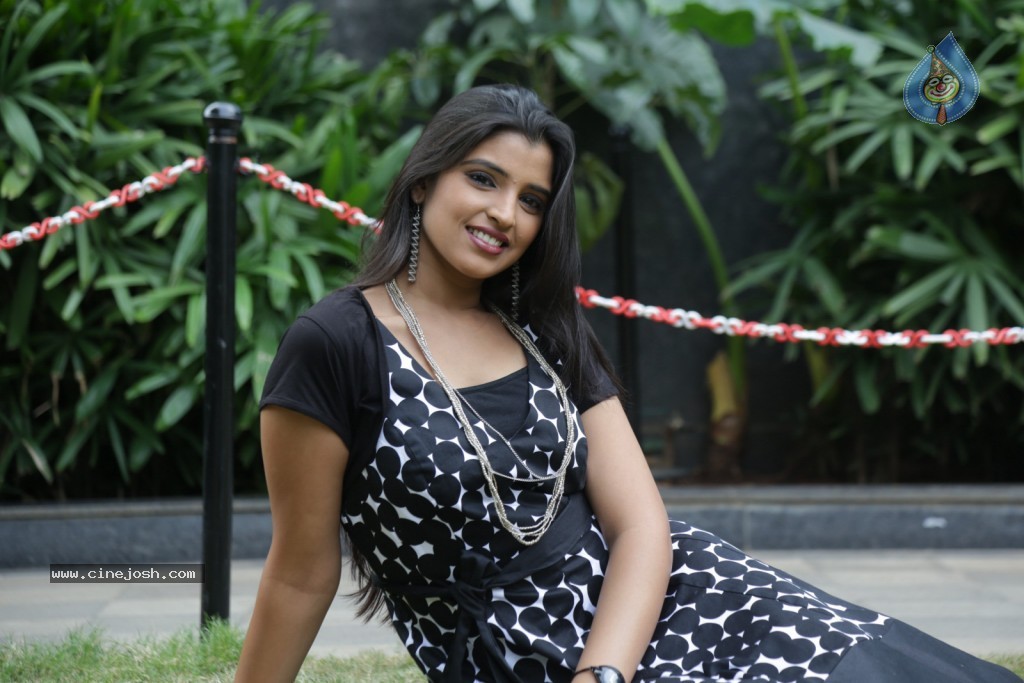 Shyamala New Stills - 82 / 95 photos