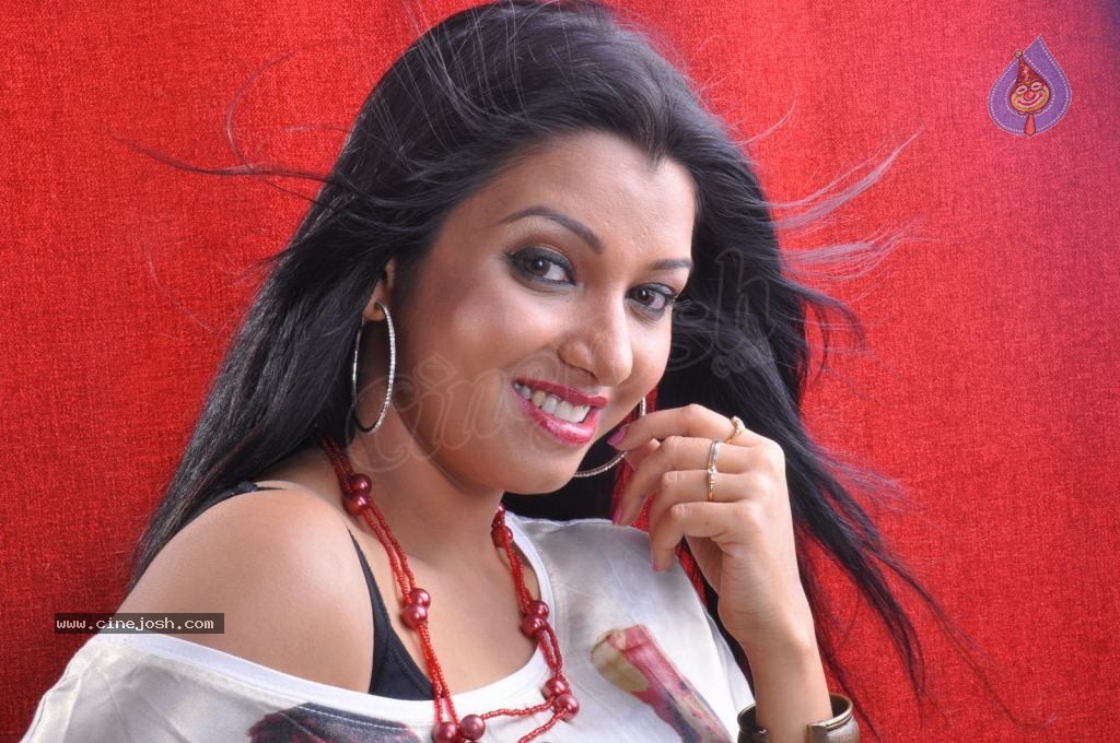 Siddhie Hot Photos - 25 / 41 photos