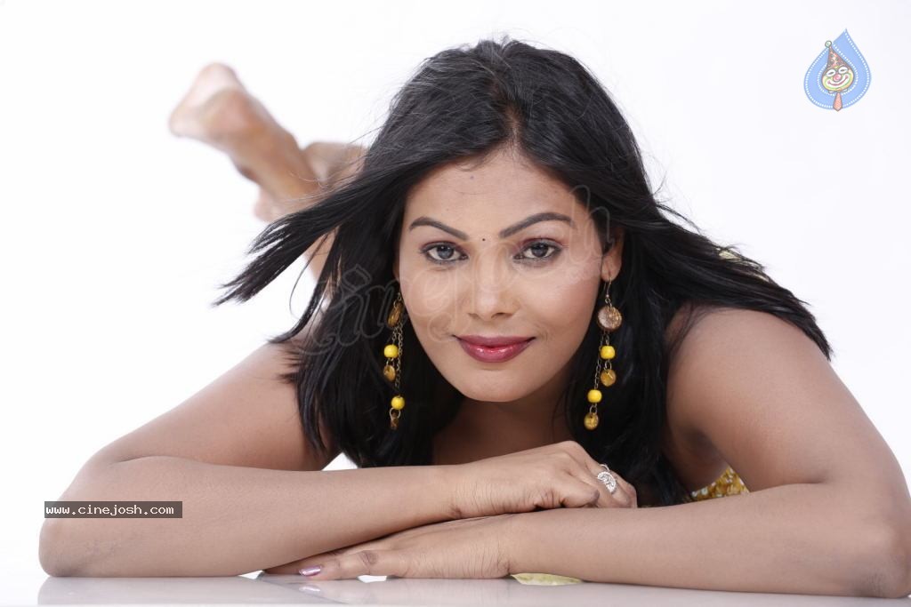 Silpa Hot Stills - 12 / 140 photos