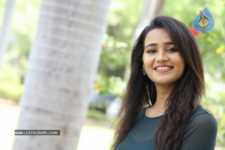 Simran Photoshoot - 9 / 20 photos