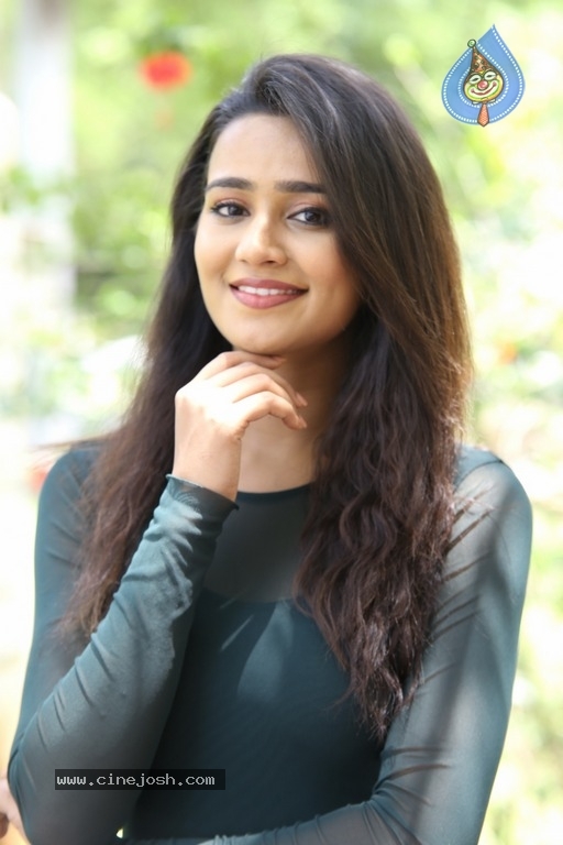 Simran Photoshoot - 15 / 20 photos