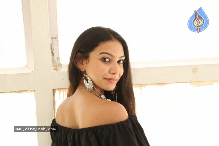 Simran Saniya Pics - 8 / 13 photos