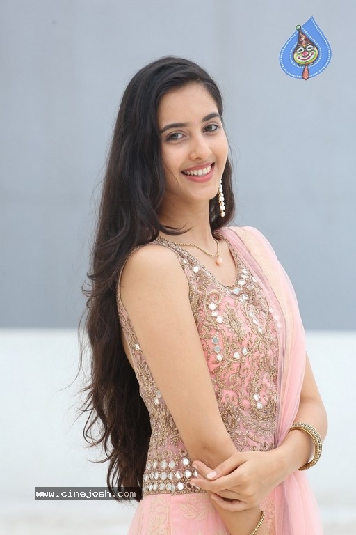 Simrat Kaur Pics - 5 / 30 photos