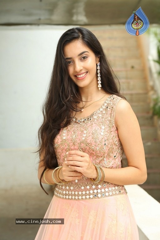 Simrat Kaur Pics - 20 / 30 photos