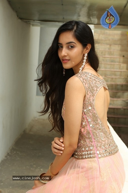 Simrat Kaur Pics - 24 / 30 photos