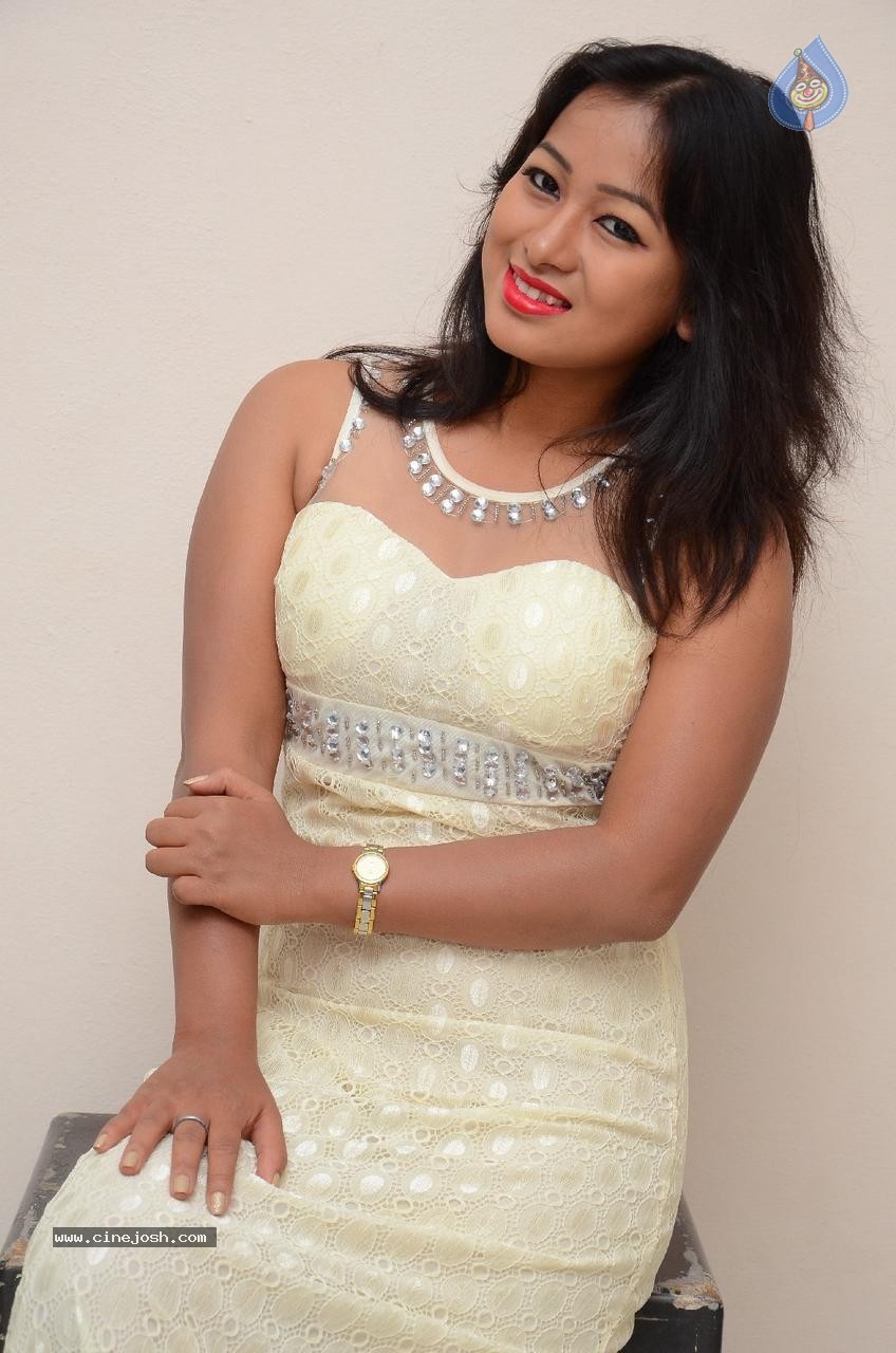 Sneha Gallery - 4 / 64 photos