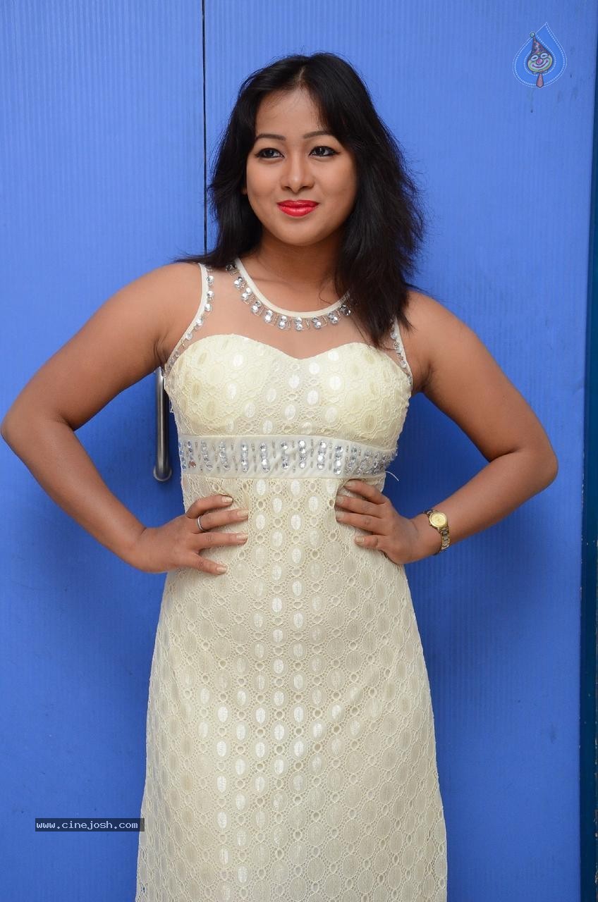 Sneha Gallery - 14 / 64 photos