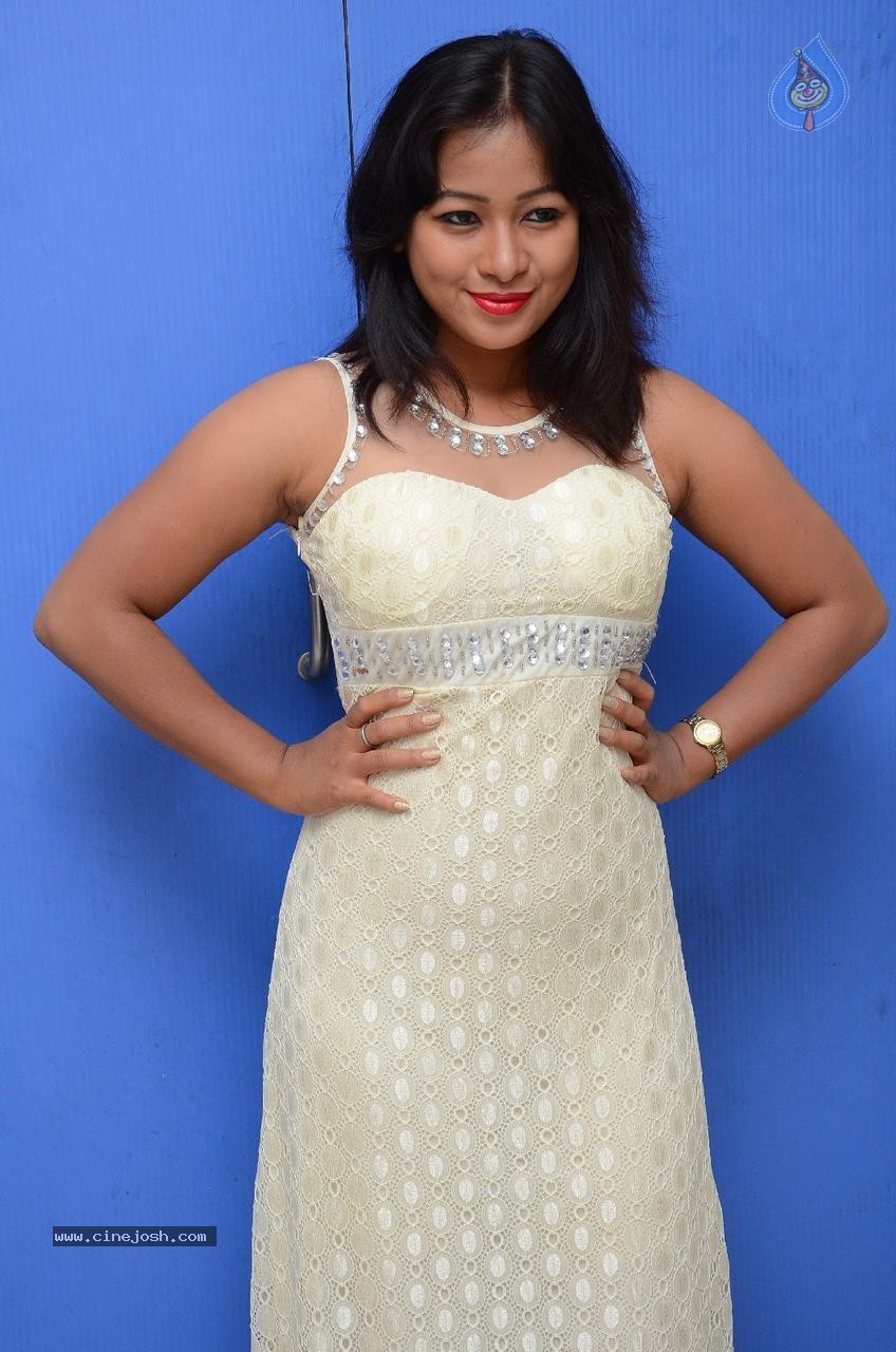 Sneha Gallery - 30 / 64 photos