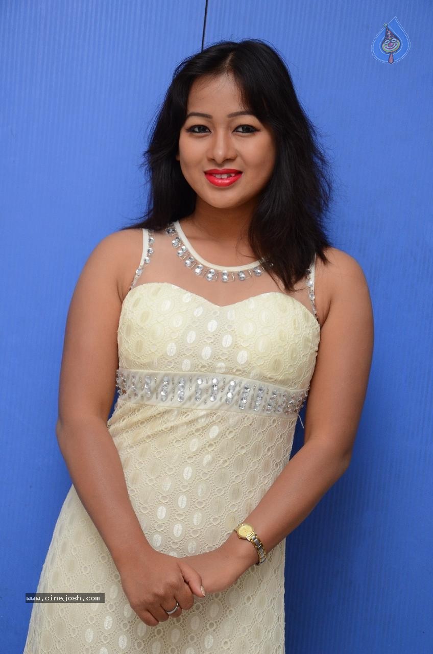 Sneha Gallery - 37 / 64 photos