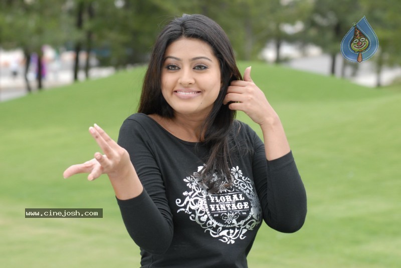 Sneha Latest Stills - 41 / 94 photos