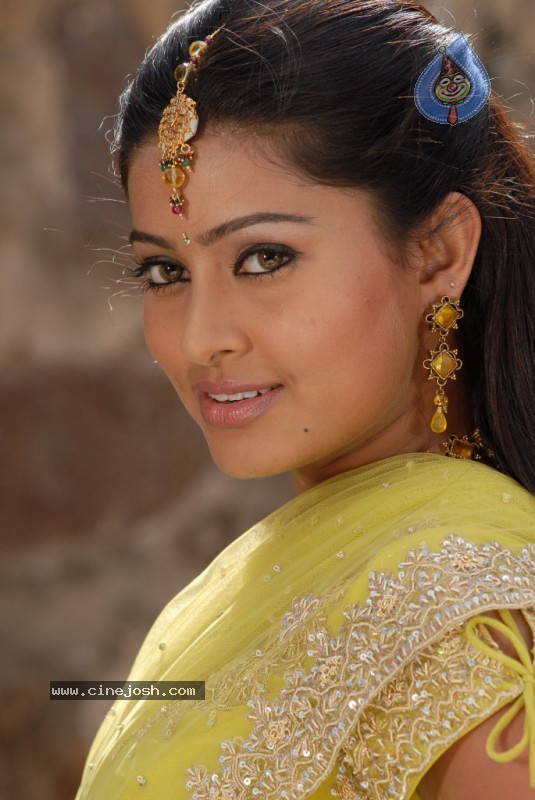 Sneha Latest Stills - 51 / 94 photos