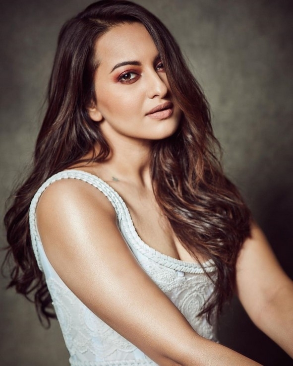 Sonakshi Sinha Stills - 6 / 15 photos