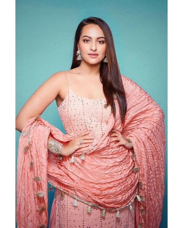 Sonakshi Sinha Stills - 5 / 16 photos