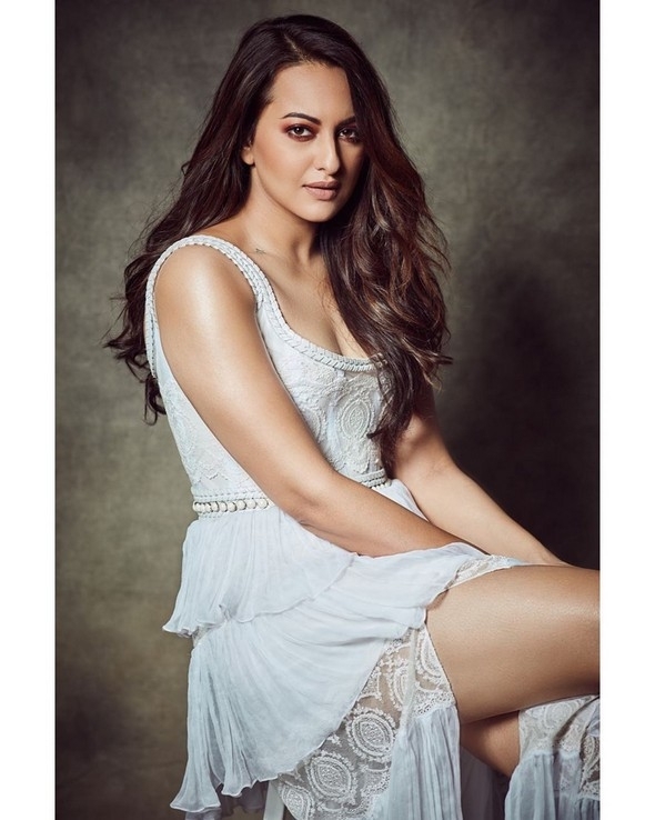 Sonakshi Sinha Stills - 7 / 16 photos