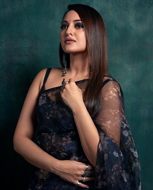 Sonakshi Sinha Stills - 13 / 16 photos