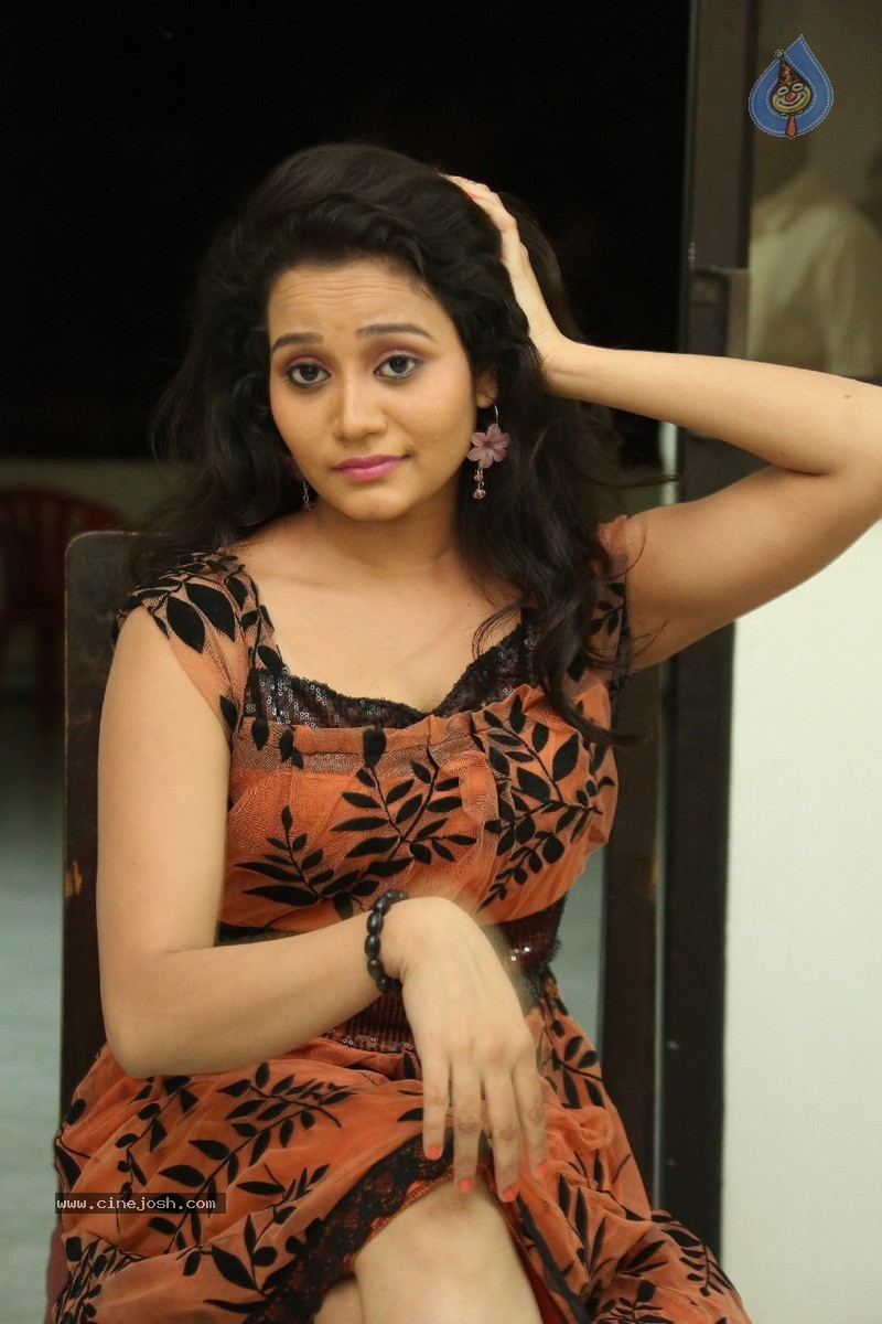 Sonal Jhansi Stills - 54 / 143 photos