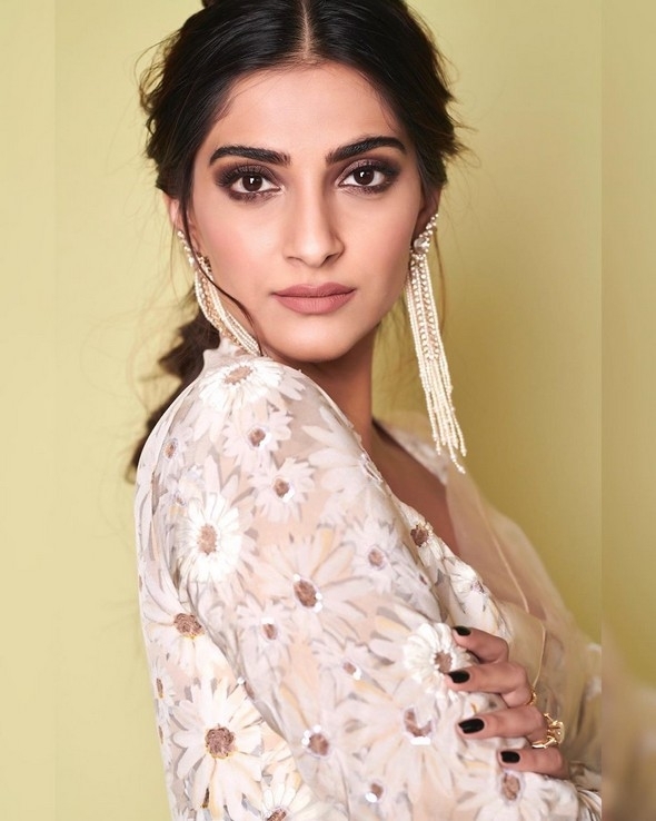 Sonam Kapoor Photos - 14 / 17 photos