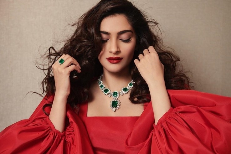 Sonam Kapoor Stills - 4 / 16 photos