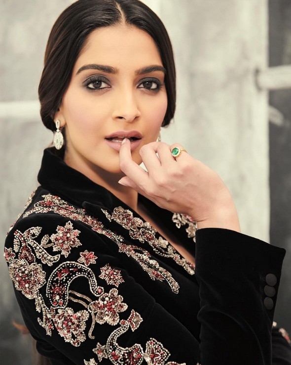 Sonam Kapoor Stills - 7 / 16 photos