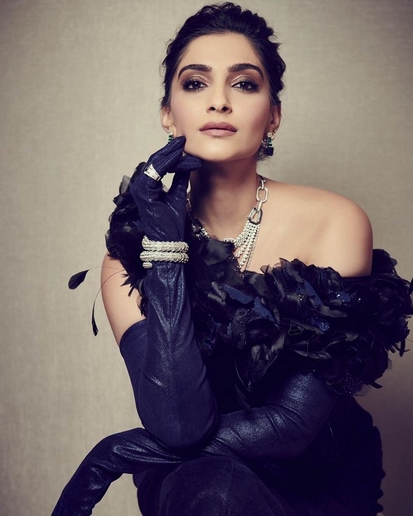 Sonam Kapoor Stills - 13 / 16 photos