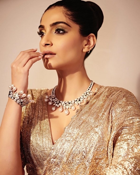 Sonam Kapoor Stills - 4 / 16 photos