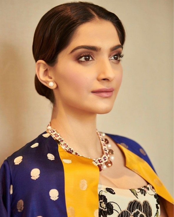 Sonam Kapoor Stills - 8 / 16 photos