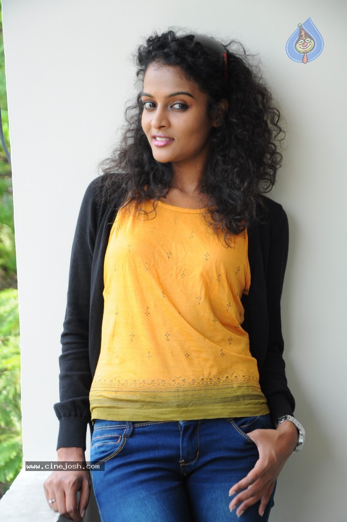 Sonia Latest Stills - 25 / 27 photos