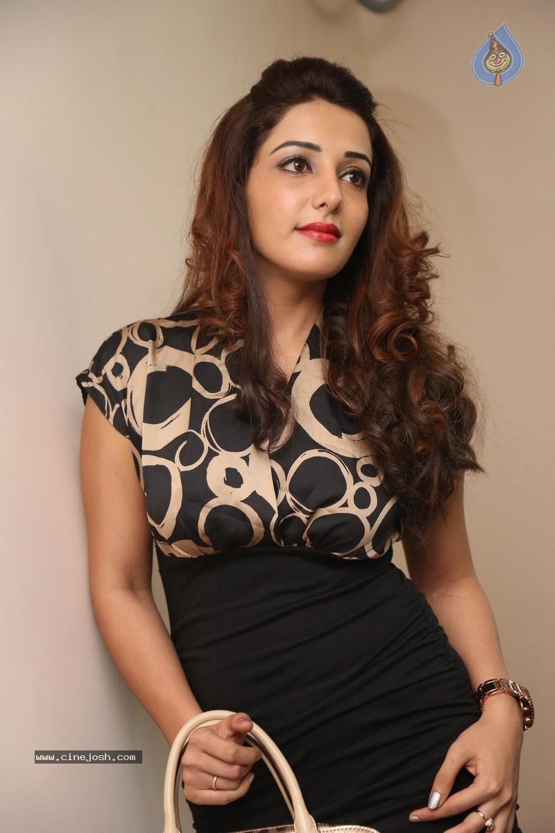 Sonia Mann Stills - 87 / 106 photos