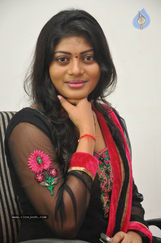 Soumya New Stills - 22 / 38 photos