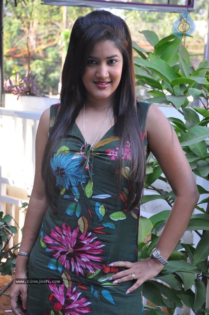 Sowmya Latest Stills - 70 / 134 photos