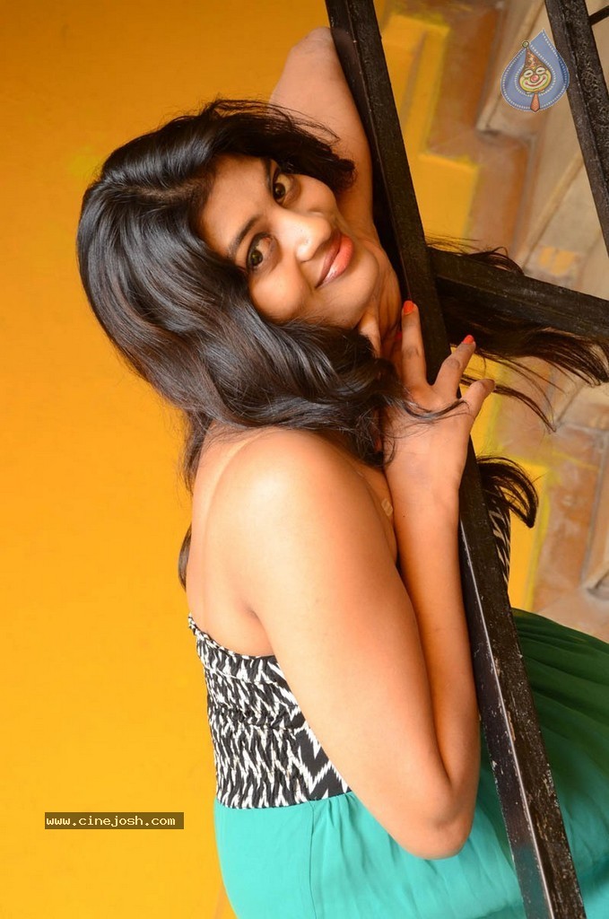 Sowmya New Pics - 5 / 23 photos