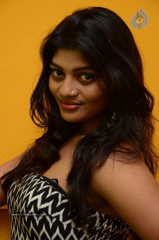 Sowmya New Pics - 19 / 23 photos