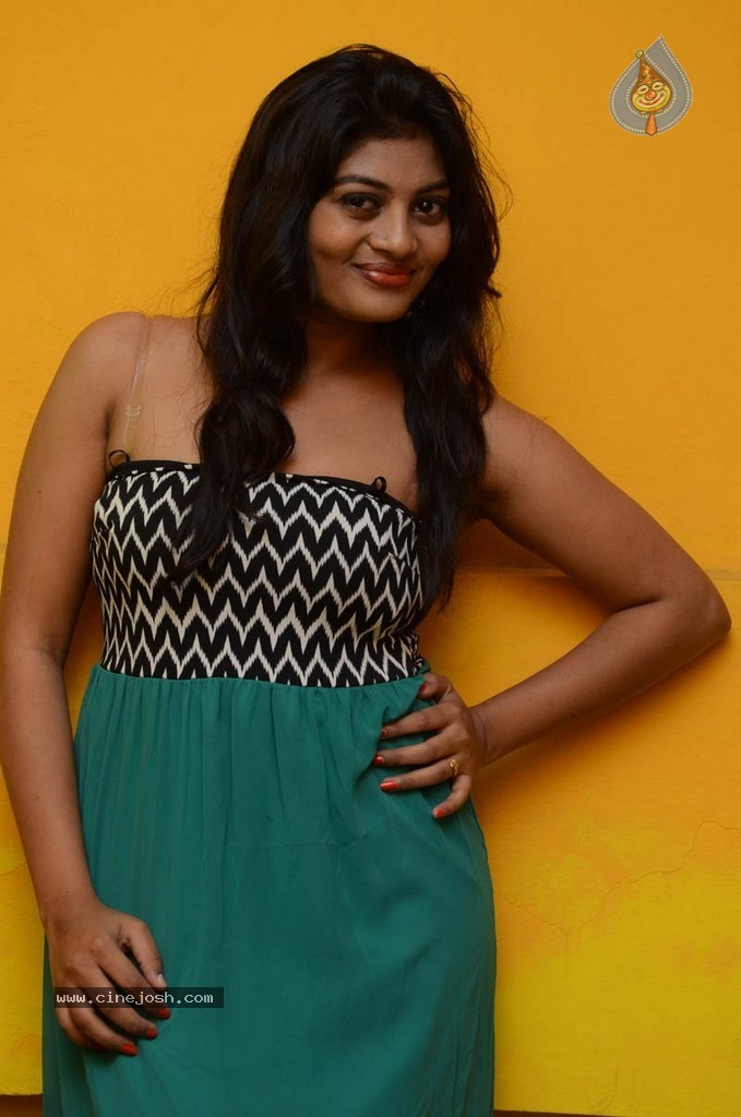 Sowmya New Pics - 20 / 23 photos