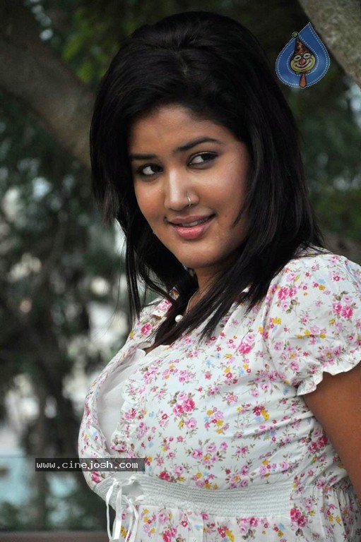 Sowmya New Stills - 27 / 68 photos