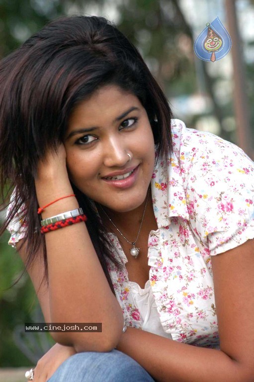 Sowmya New Stills - 32 / 68 photos