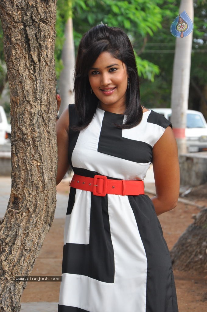 Sowmya Stills - 8 / 29 photos