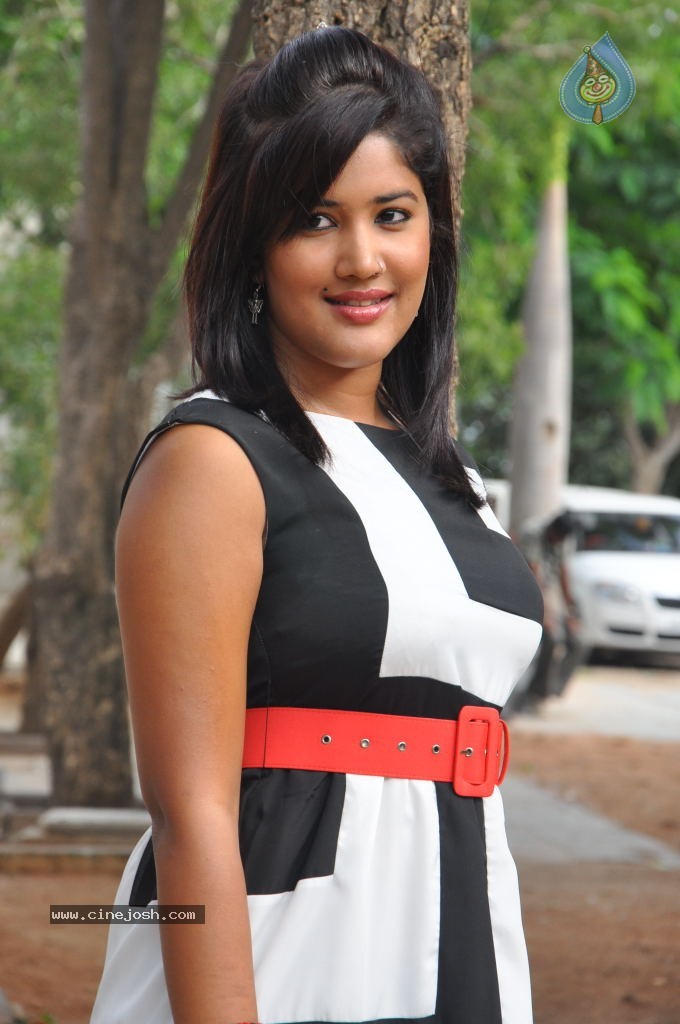 Sowmya Stills - 16 / 29 photos