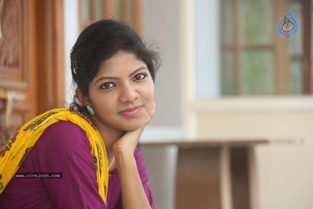 Sravani New Stills - 17 / 90 photos