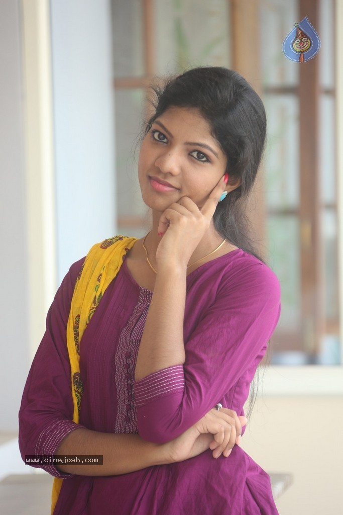 Sravani New Stills - 23 / 90 photos