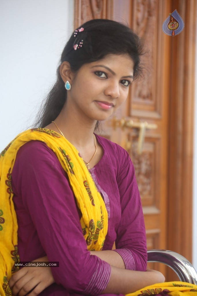 Sravani New Stills - 88 / 90 photos