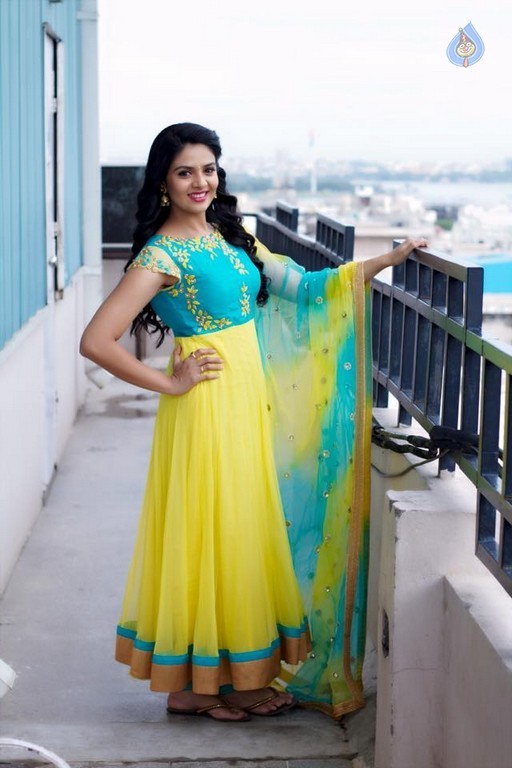 Sreemukhi Latest Photos - 10 / 19 photos