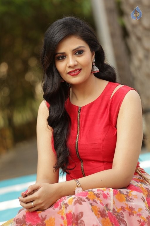 Sreemukhi Latest Pics - 27 / 50 photos