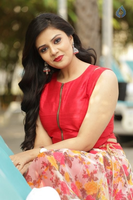 Sreemukhi Latest Pics - 34 / 50 photos