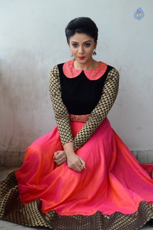 Sreemukhi Latest Pics - 9 / 60 photos