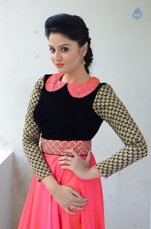 Sreemukhi Latest Pics - 16 / 60 photos